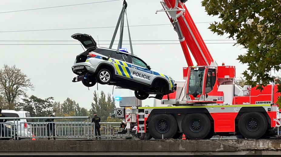Neobvyklá nehoda v Praze. Policejní auto přerazilo svodidla a spadlo do Vltavy