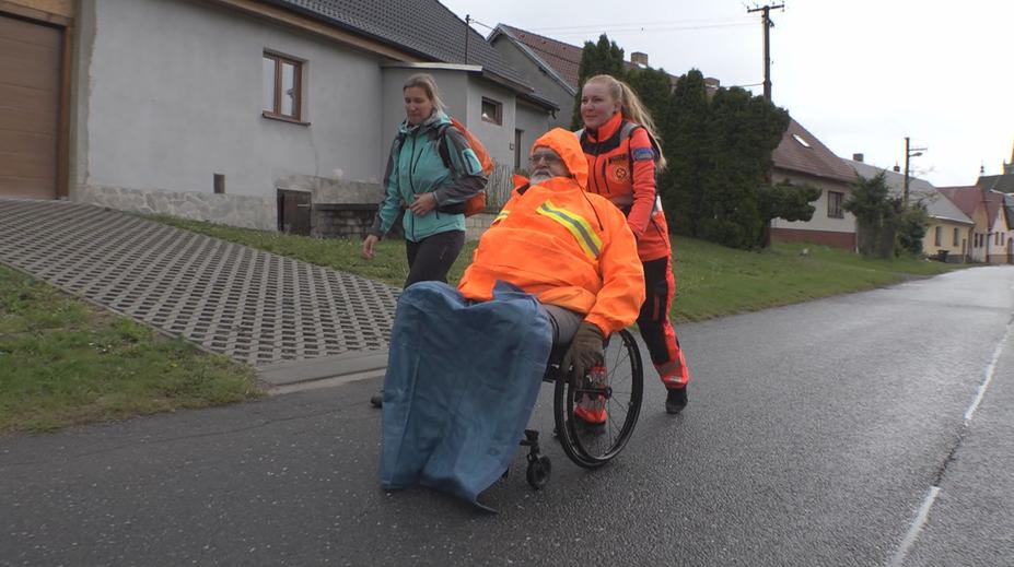Jan toužil naposledy jít na pochod do Prčic. S pomocí záchranářů to zvládl