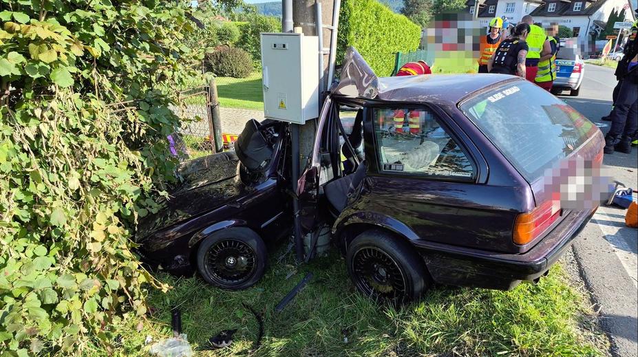 Auto plné lidí zdemoloval náraz do sloupu. Tři z nich museli hasiči vyprošťovat