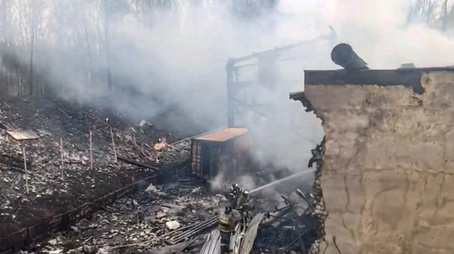 Při požáru v ruské továrně na střelný prach zemřelo 17 lidí, z budovy jsou trosky