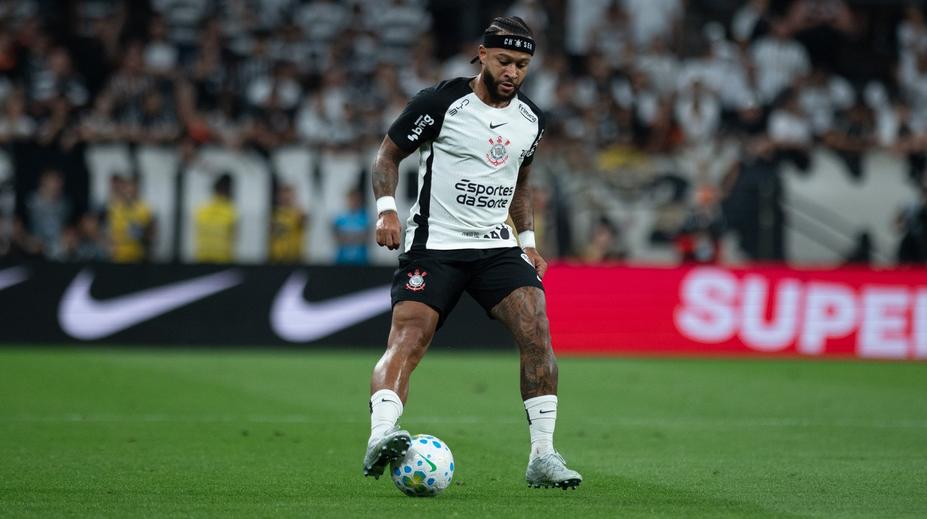 Bizár v Brazílii. Fotbalista byl na střídačce během zápasu na mobilu