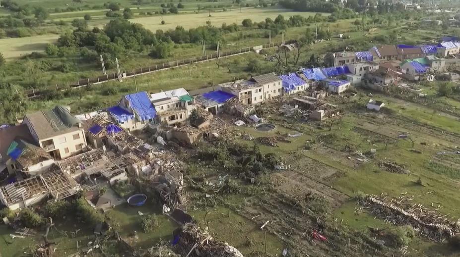 Zkáza v délce 26 km. Letecké záběry ukazují cestu tornáda jižní Moravou