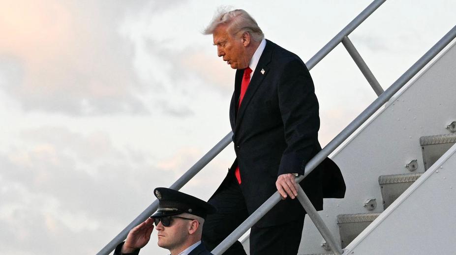 Trump se ze strachu ukryl mezi jídlem. Do letadla z Ankary ho naložili potají