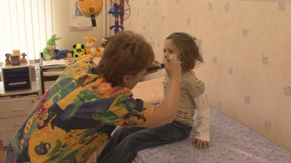 Respiračních chorob přibývá. Nemocnice zakazují návštěvy, vrací se respirátory