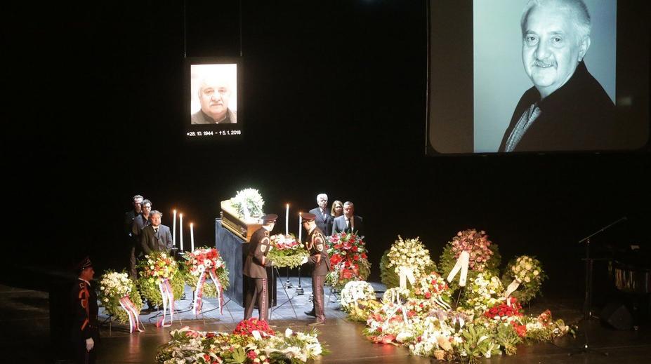 Lidé se rozloučili s Mariánem Labudou (†73). Přišel i věrný Otík