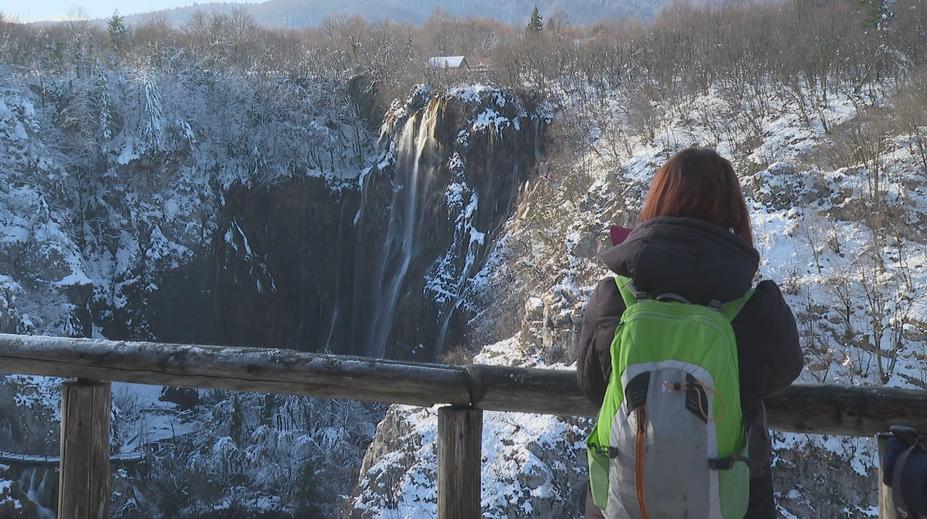 Oblíbený park v Chorvatsku láká turisty i v zimě. Známá jezera přikryl sníh