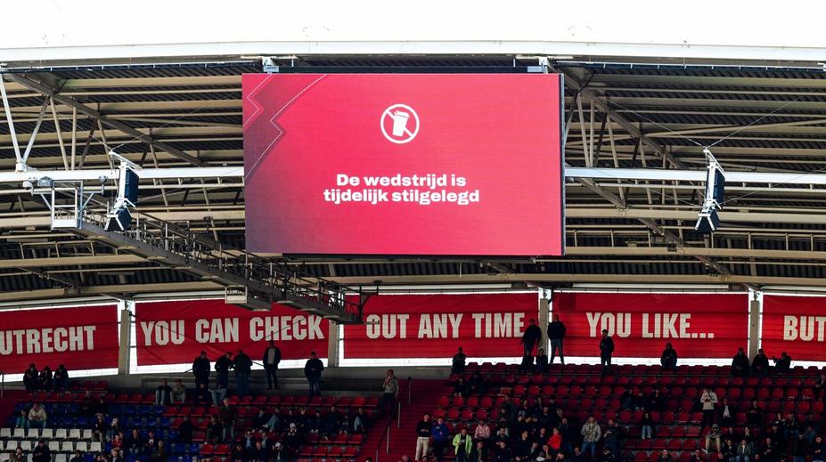 Ajax zažívá hororový úvod sezony. Naštvaní fanoušci dvakrát přerušili zápas