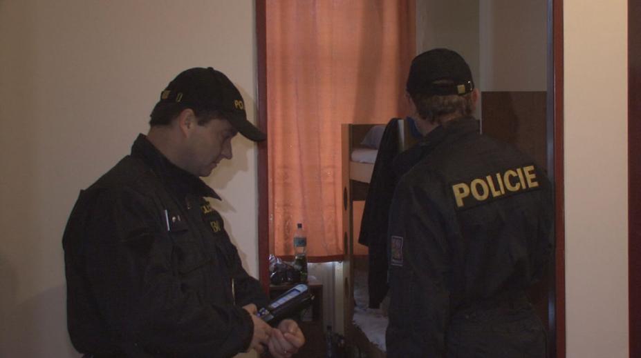 Policisté kontrolovali ubytovny. Jeden z cizinců se schovával v posteli