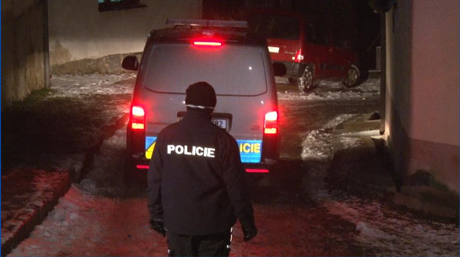 Muže ležícího na ulici zabilo auto, řidič ho nechtě odtáhl domů do dvora