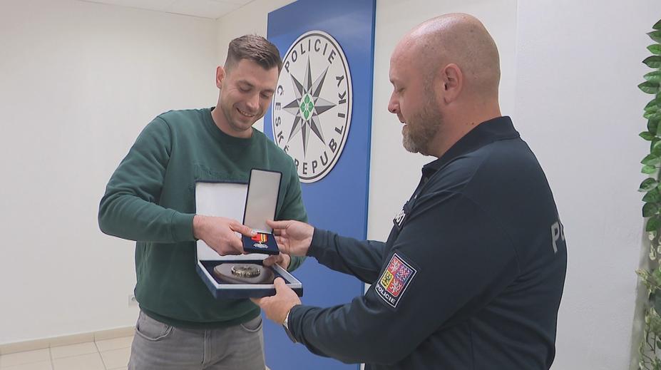 Běžec zachránil policisty, kteří se zřítili do Vltavy. Převzal ocenění