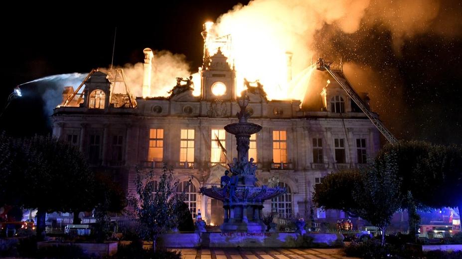 Historická radnice ve Francii shořela. Budovu zapálili demonstranti