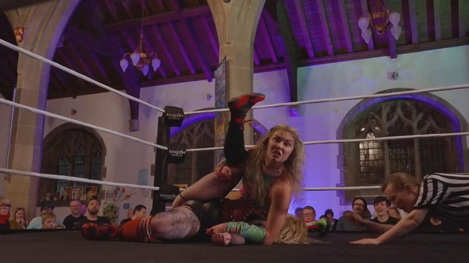 V britském kostele zápasí wrestleři. Každý boj vypráví biblický příběh