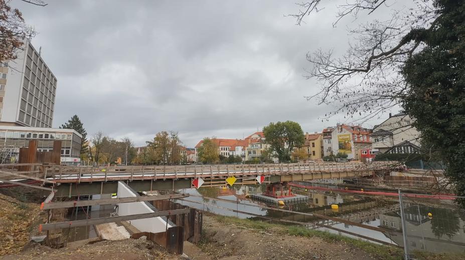 Oprava mostu v Budějovicích se protáhne. Stavbařům se nedaří ukotvit pilíř
