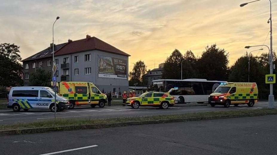 Motorkář při předjíždění srazil muže. Řidič ihned zemřel, chodec je ve vážném stavu