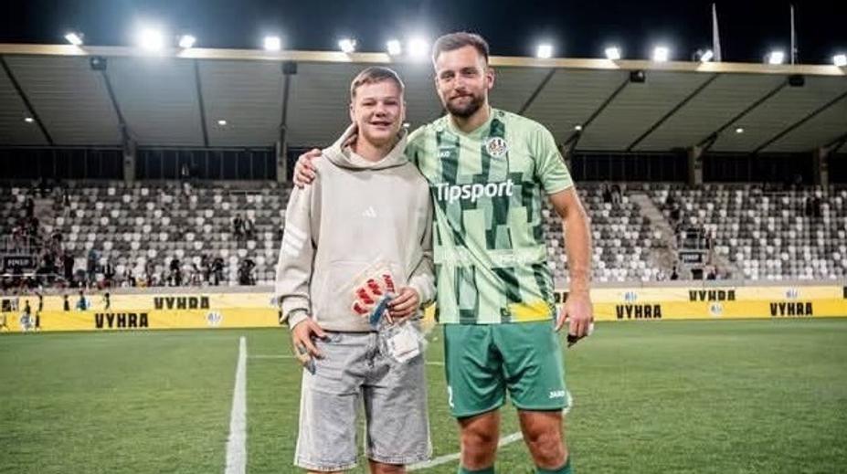 Zadražil po výhře nad Spartou dojal fanoušky! Mladému brankáři s protézou splnil sen