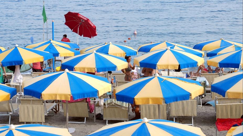 Italové ruší pláže s drahými lehátky. Relaxování u moře už bude zdarma