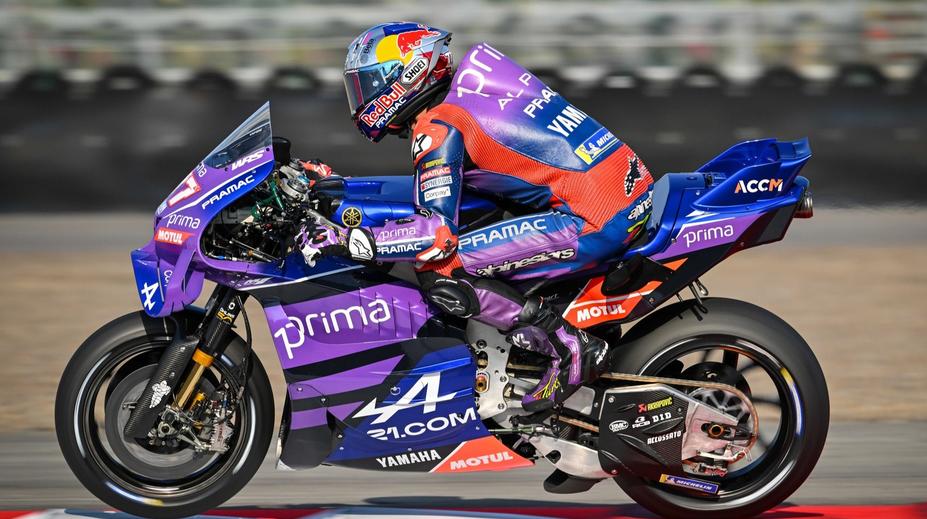Jezdec MotoGP ukázal, jaký je drsňák. Nahodil si rameno a na motorce pokračoval