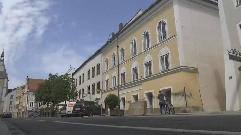 Rodný dům Adolfa Hitlera čeká úplně nová role. Má se stát sídlem práva!