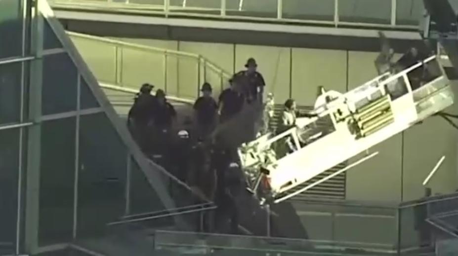 Chvíle hrůzy: S umývači oken se v 50. patře utrhla plošina! VIDEO