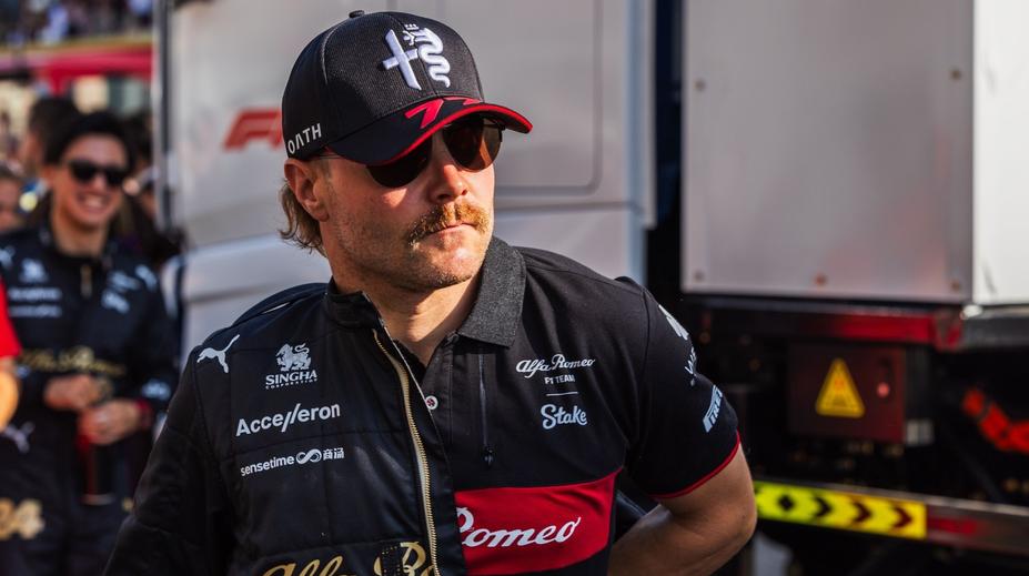 Pilot F1 se svlékl a vydělal miliony. Nafotil se i nahý v lese