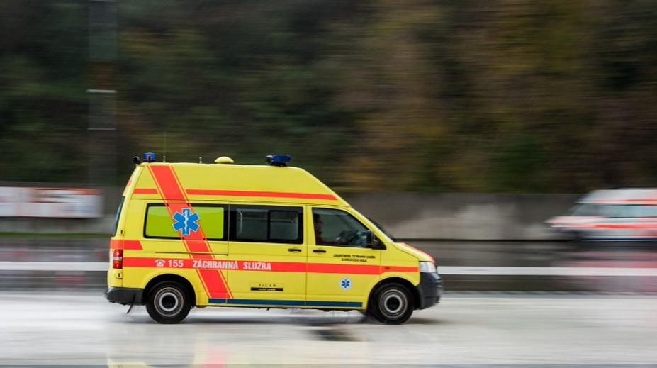 Chemická látka nalitá do kočárku poleptala matku i kojence. Oba skončili v nemocnici