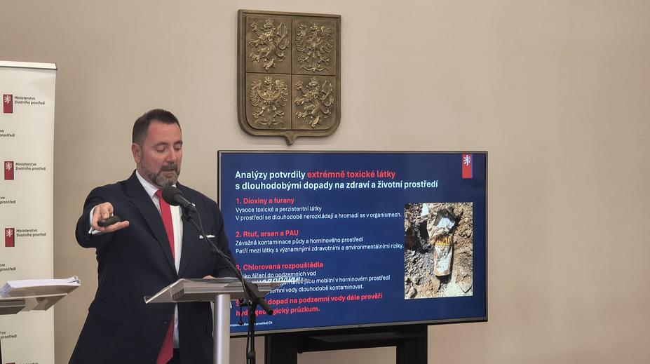 Jedy na Šumavě kontaminovaly tisíc tun půdy, tvrdí Červený. Sanace potrvá roky