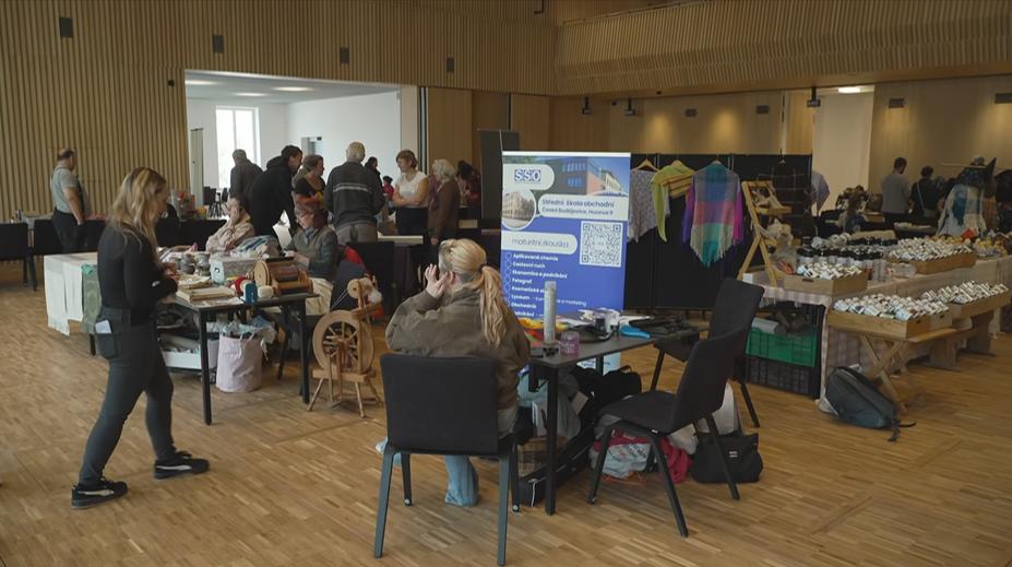 Lidé zaplnili kulturní dům v Budějovicích. Vyzkoušet si tam mohou různá řemesla