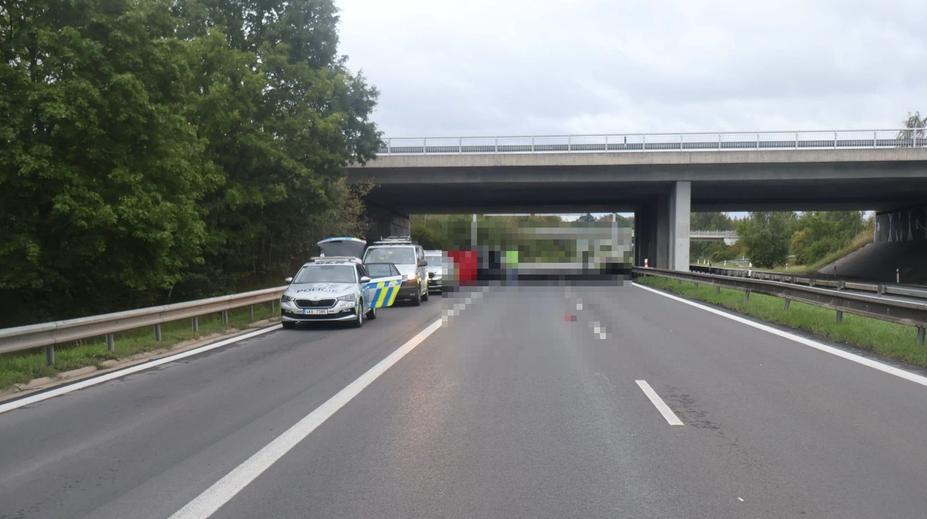 Mladý muž chodil u Chebu v černém oblečení po silnici. Srazilo ho auto a zemřel