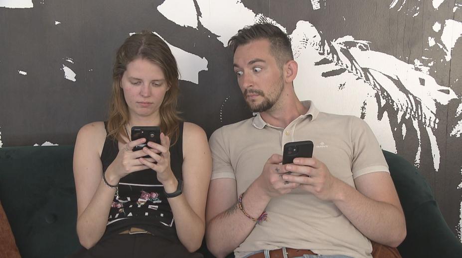 Češi jsou národem šmíráků. Nejvíce ze všech prohledávají mobil svých partnerů