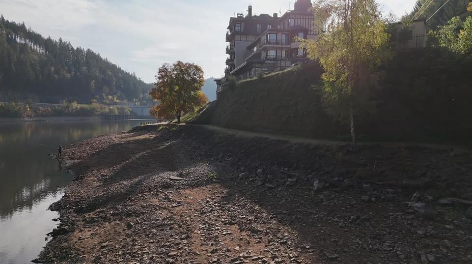 Přehrada Březová vysychá. Historický most už není zatopený a lze po něm přejít