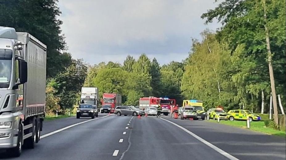 Nehoda tří aut omezila dopravu u Karlových Varů. Na místě jsou zranění