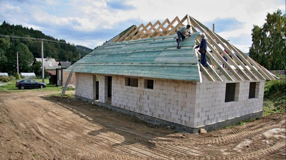 Česko zaplavují rozestavěné domy, rodiny nemají peníze na dokončení