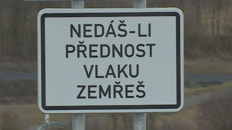 Nedáš přednost vlaku, zemřeš! Drsná cedule dělí Česko