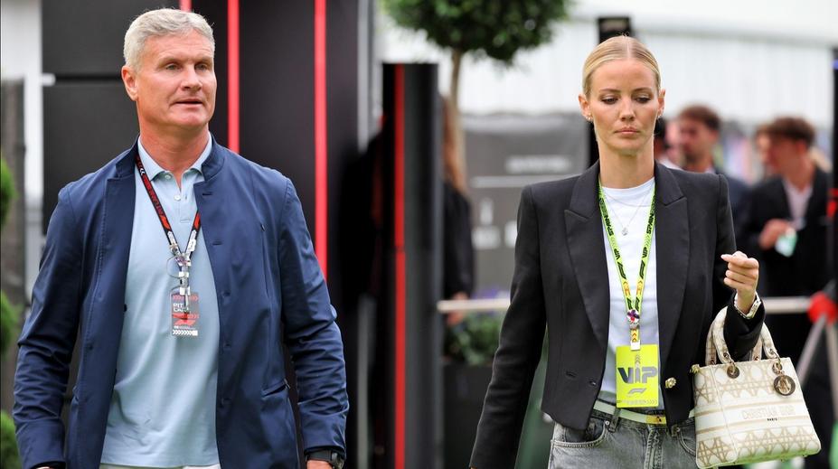 Hvězdný  závodník F1 se zasnoubil, o 23 let mladší přítelkyni žádal v exotice