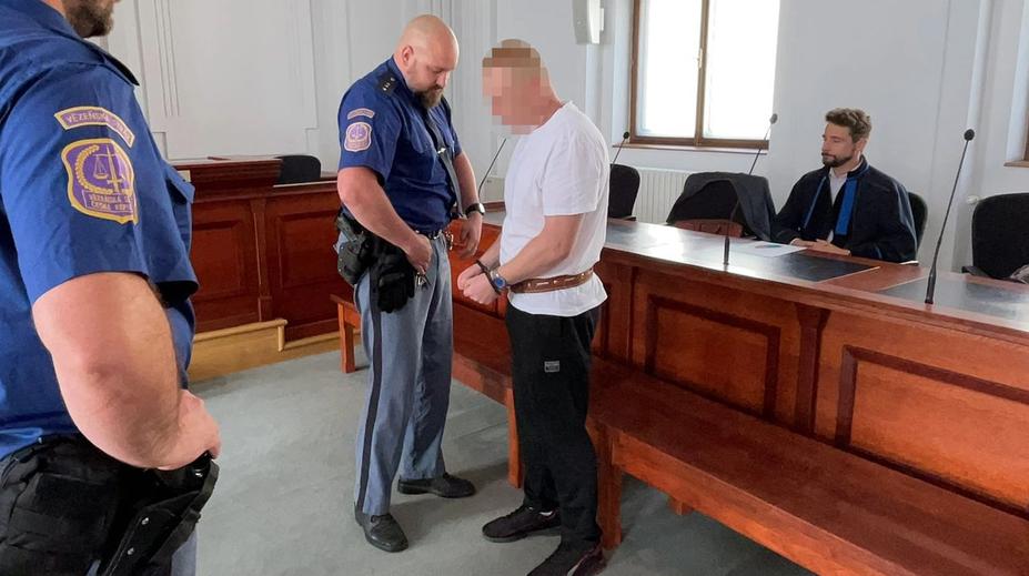 Za odpálení petardy ve vagíně manželky dostal muž 18 let. Zatím nepravomocně