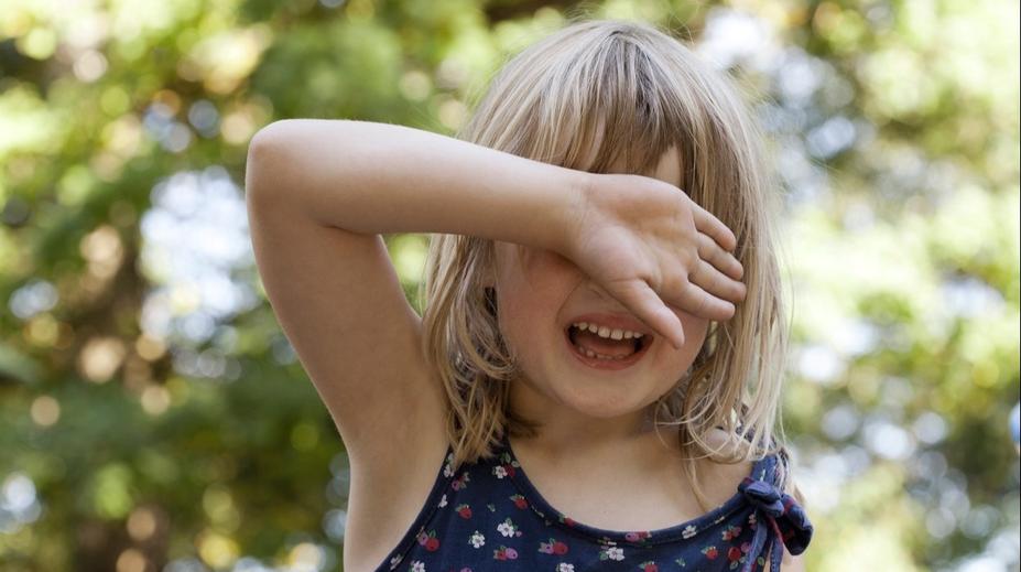 Čtyřletá holčička vypadla z pátého patra. Život jí zachránila deka