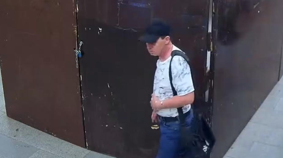 Muž měl osahávat ženu na eskalátorech, ta jej pohotově natočila. Hledá ho policie