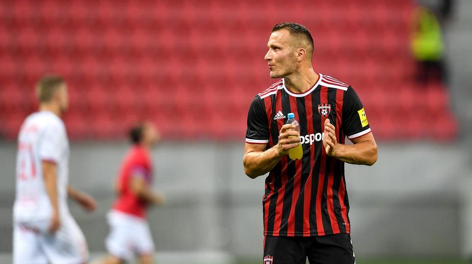 Bývalý sparťan úžasnými nůžkami vystřelil postup. Škrtel skákal v lóži