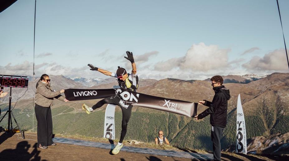 Z ledové vody rovnou do sněhu. Čech Soukup ovládl extrémní triatlon v Itálii