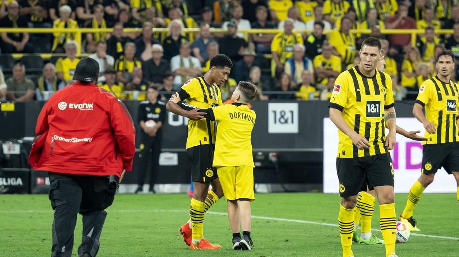 Fanoušek Dortmundu se vplížil na hřiště během utkání. Chtěl se setkat s idolem