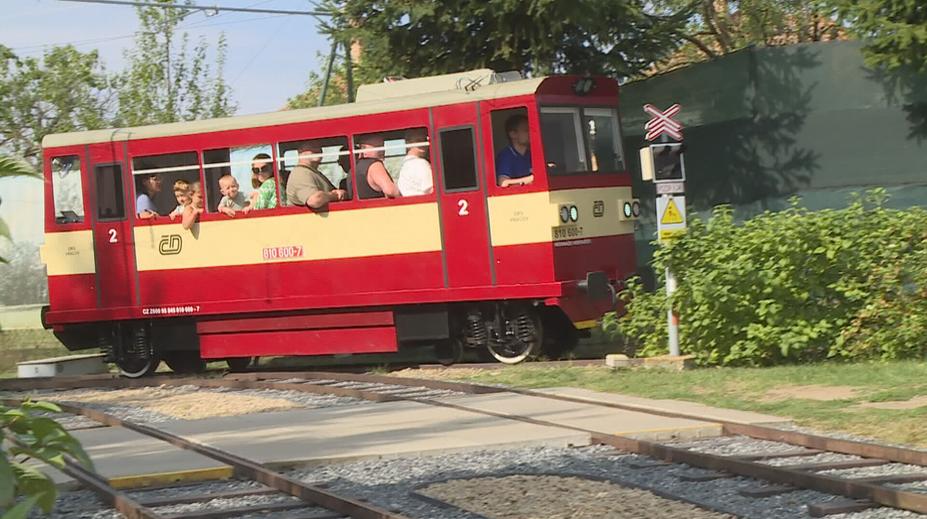 Pan Zdeněk si na zahradě postavil vlastní železnici. Splnil si tak dětský sen