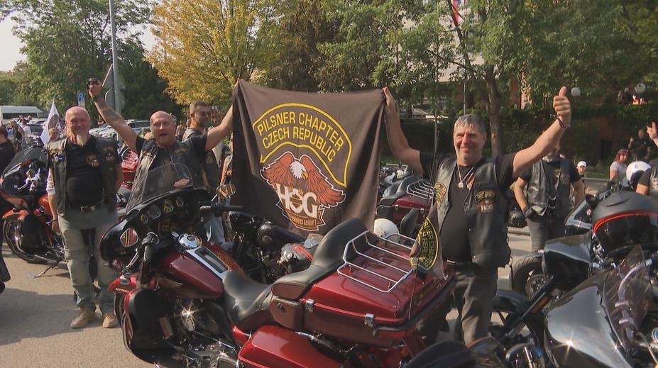 Burácení motorů a vůně benzínu. Praha hostila sraz fanoušku Harley-Davidson