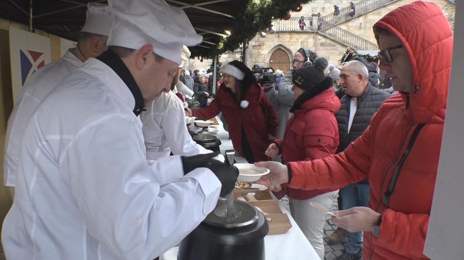 Staroměstské náměstí provoněla rybí polévka. Letos ji dochutily dvě speciální ingredience