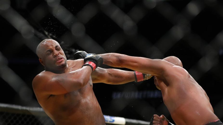 Noví šampioni, návraty i bučení na Cormiera. To bylo UFC 200!