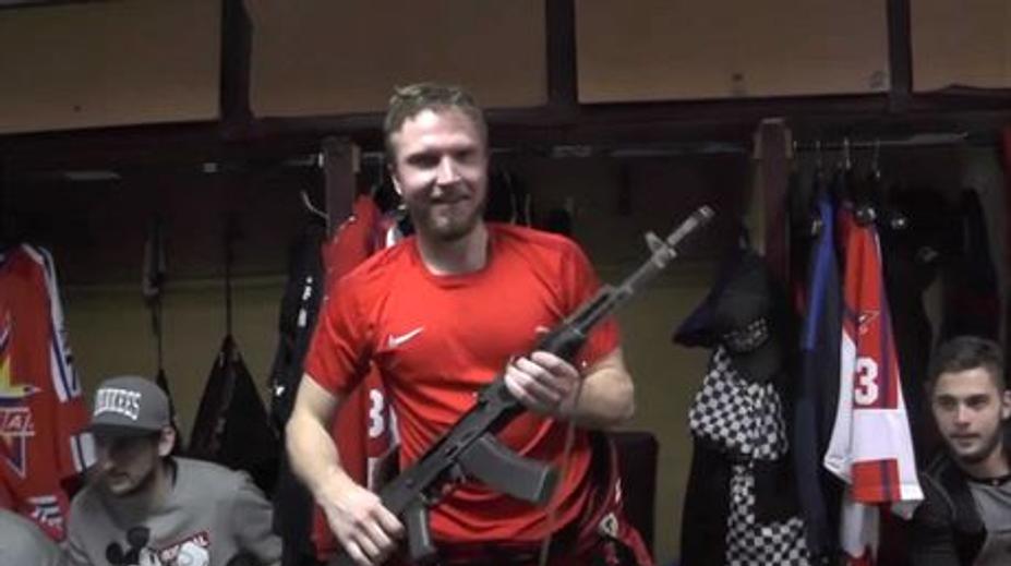 Kalašnikov pro nejlepšího hráče! Snad nás nezastřelí, vtipkují hráči
