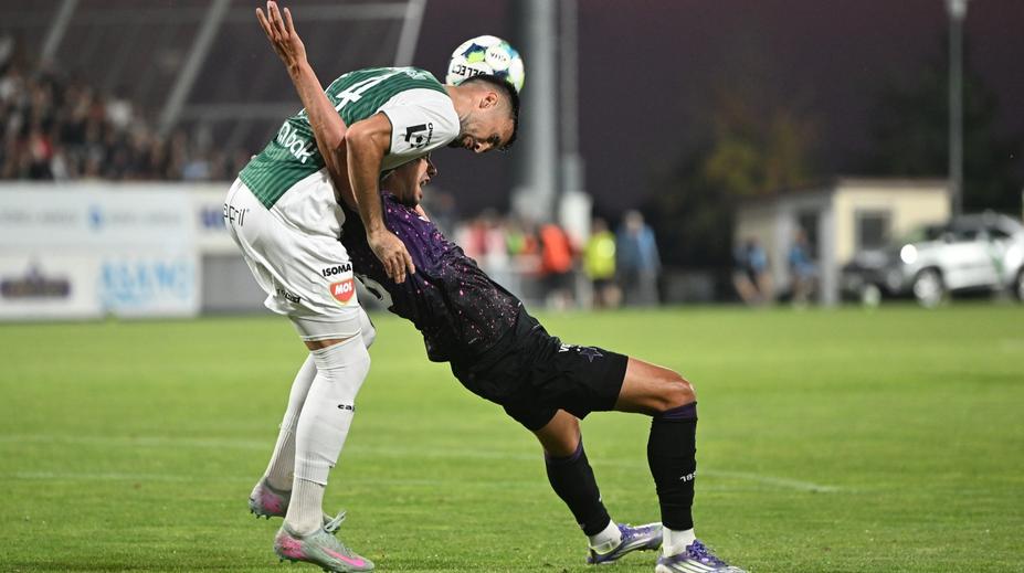 Slavia měla kopat penaltu, tvrdí komise rozhodčích. VAR ovšem nezasáhl správně