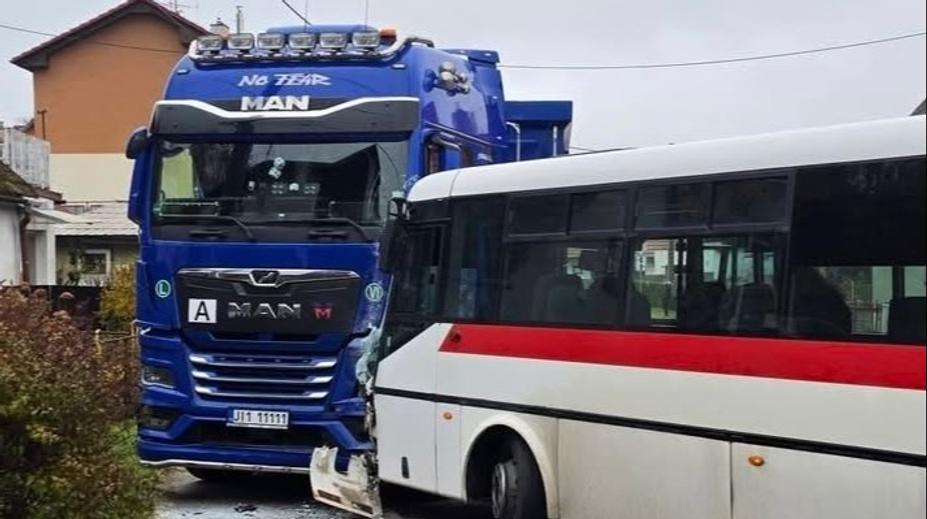 Autobus se na Jihlavsku čelně srazil s kamionem. Zranilo se 10 lidí