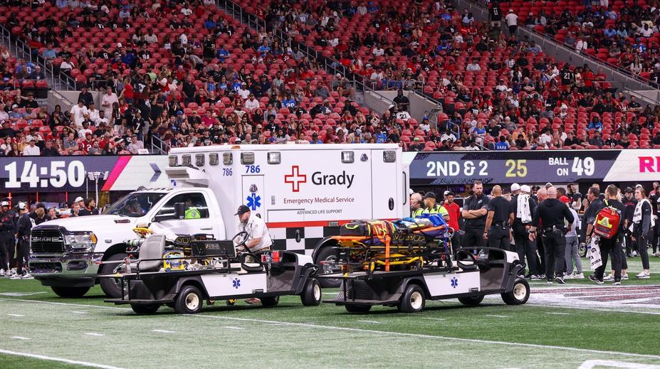 Hororové scény v NFL. Hráč dostal kolenem do hlavy, ležel v bezvědomí na trávníku