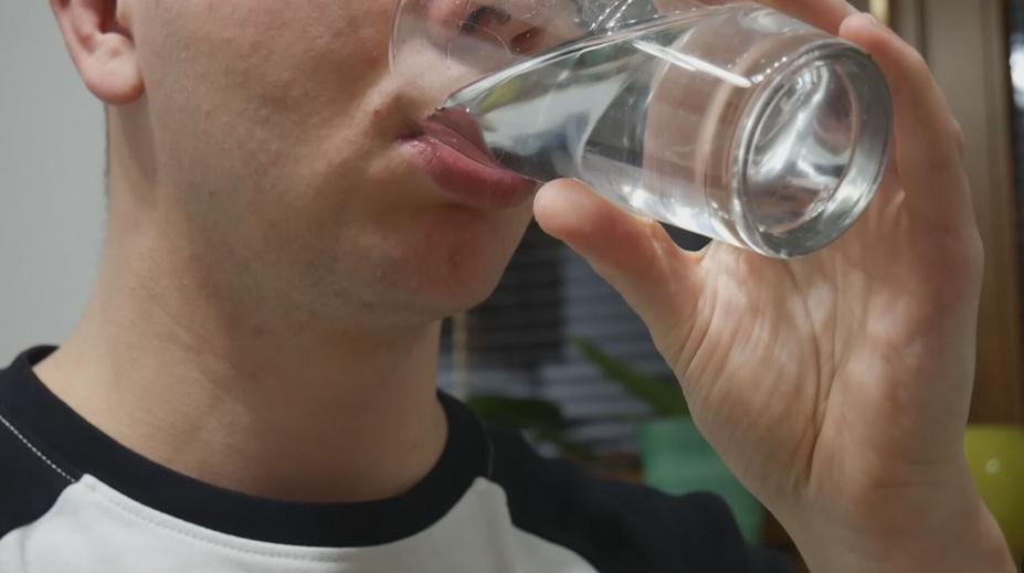 Skoro polovina Čechů nechce pít vodu z kohoutku. Vadí jim chuť a bojí se složení