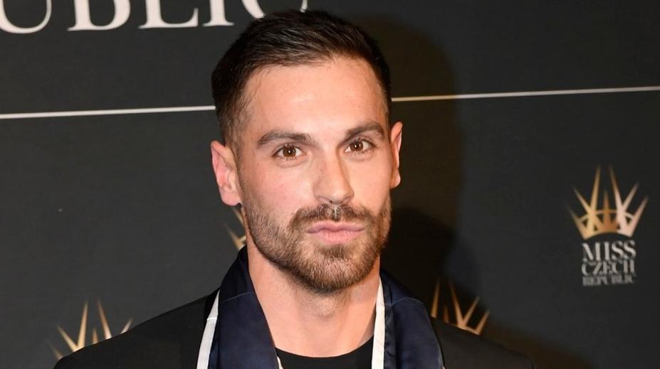Adam Šedro z Love Islandu se bude ženit. Partnerku překvapil prstýnkem na Bali